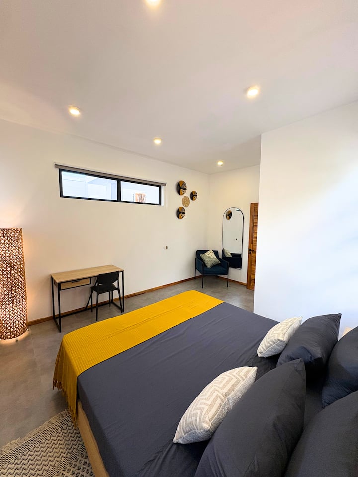 Chumba kikuu chenye nafasi kubwa na angavu kina kitanda kikubwa chenye ukubwa wa kifalme (180 x 200), chumba cha kupumzikia ili kupanga vitu vyako, bafu la kujitegemea na sehemu rahisi ya ofisi ya kufanya kazi kwa amani. 