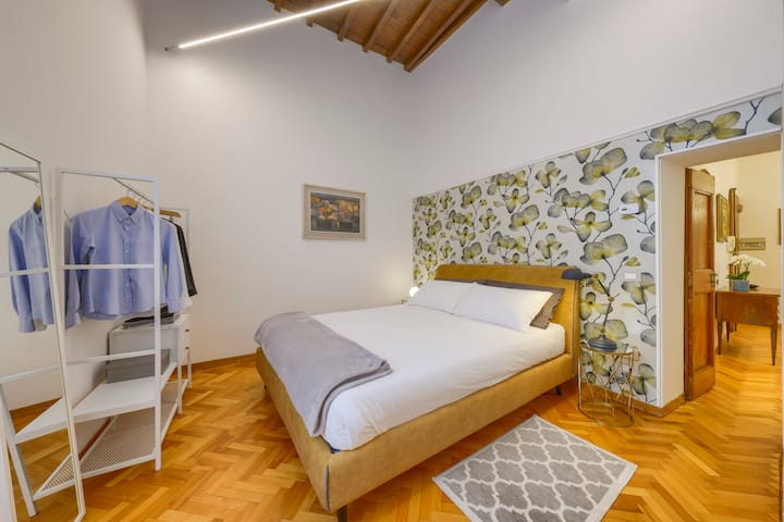 Útulná spálňa s manželskou posteľou 160 x 200 cm, otvorenou šatníkovou skriňou a zrkadlom v plnej výške. Počas pobytu je k dispozícii posteľná bielizeň.