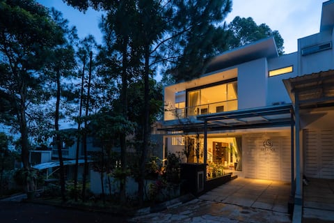 4BR Aesthetic Dago Villa w/ Mini Golf & Theater
