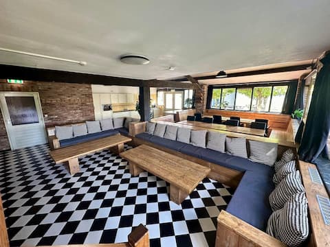 Group accommodation de Schuur, for 25 people.