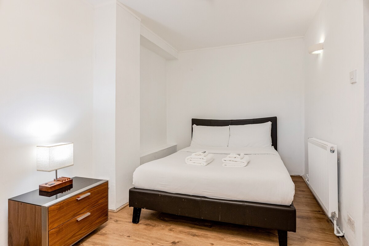 Un dormitorio adaptable con espacio para colchones de aire, lo que permite que los huéspedes adicionales se queden cómodamente.

