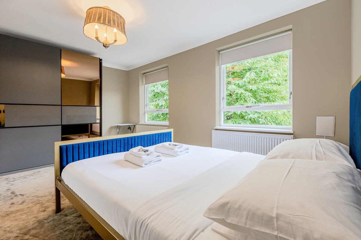 Luminoso y acogedor, con una cama doble con sábanas frescas para una noche de sueño reparador.

