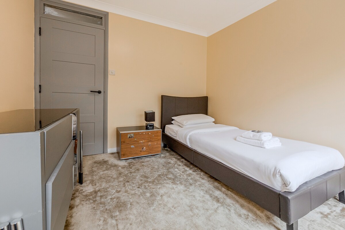 Cálido y práctico, ofrece una cama individual con ropa de cama de calidad hotelera.

