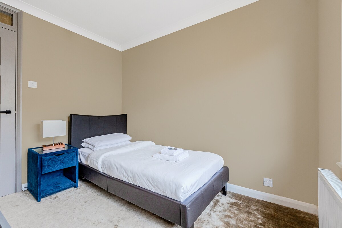 Equipado con una cama individual, ideal para una estancia cómoda y privada.

