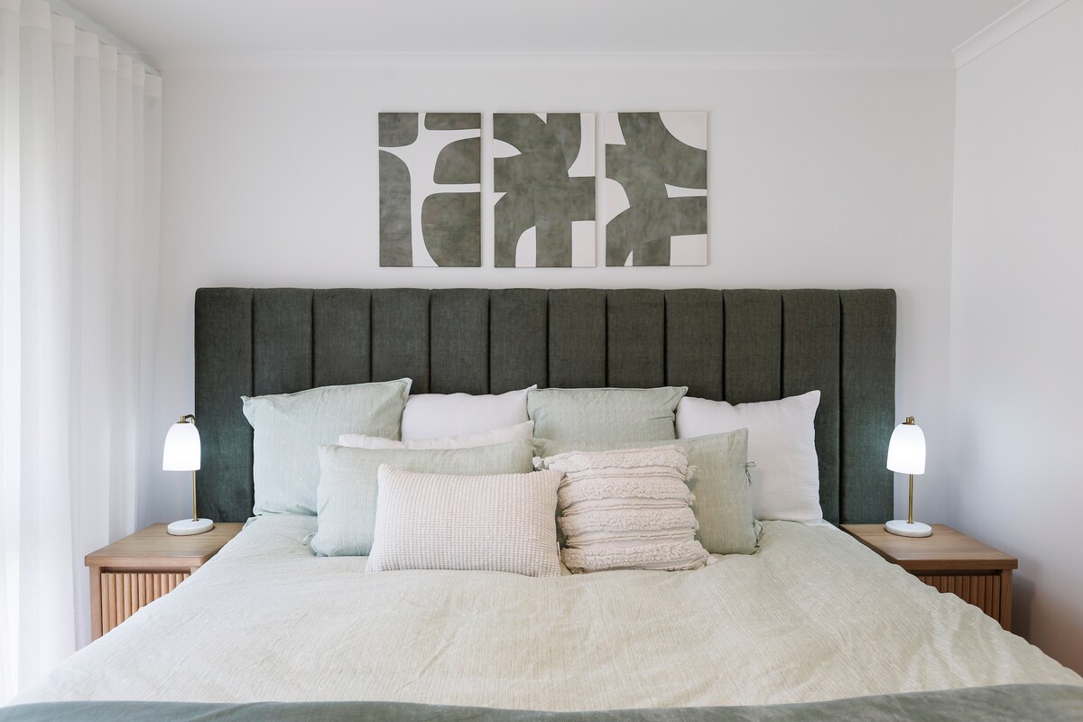 מיטת קינג סייז יוקרתית עם מצעים רכים במיוחד  