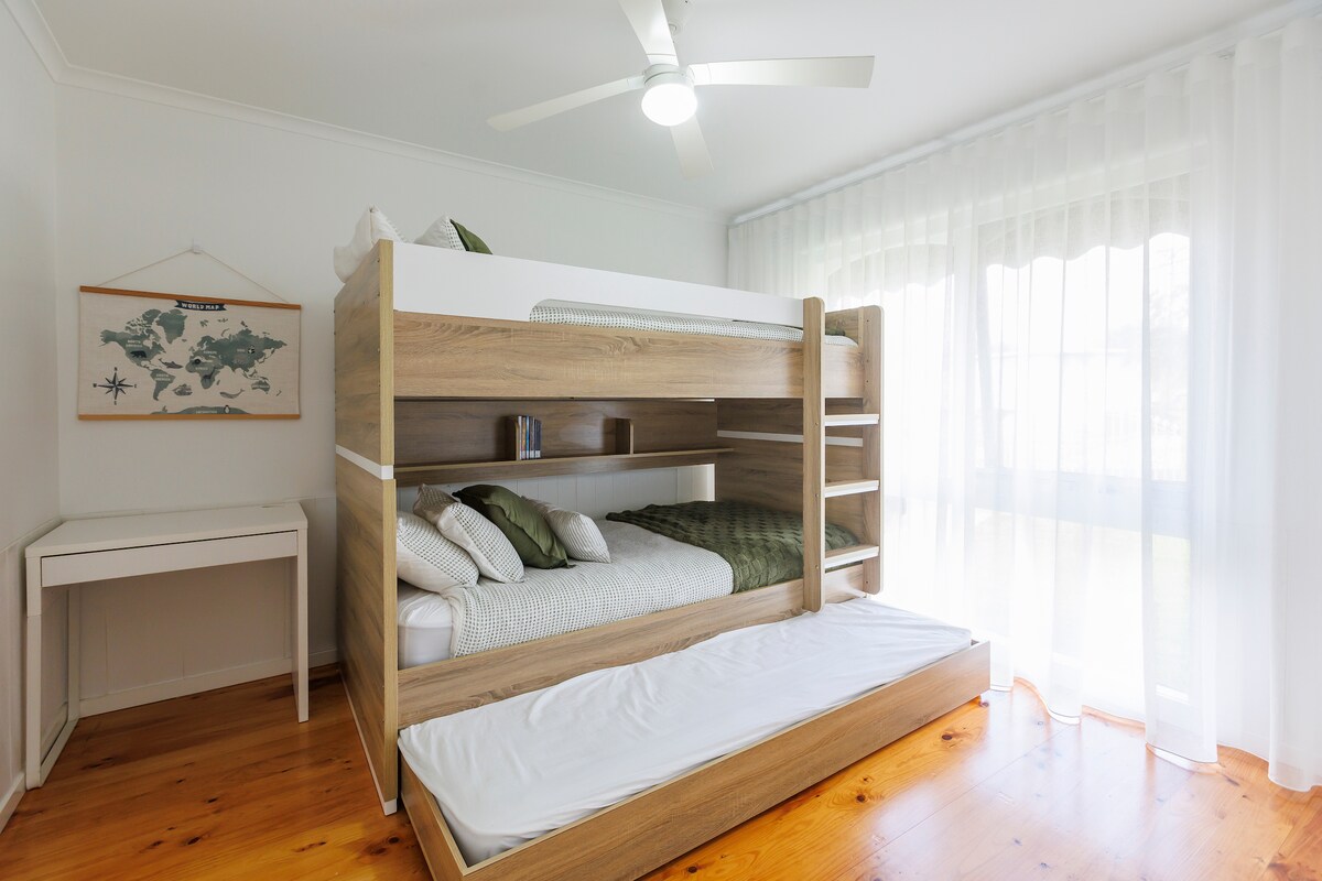 מיטות קומתיים (קינג) עם מיטת נדנדה נוספת (קינג) שהופכת את החדר הזה למקום המושלם לילדים או לאורחים נוספים. כולל גם שולחן כתיבה 