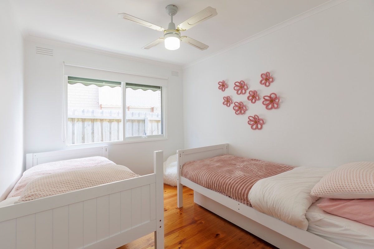 חדר שינה שלישי עם 2 מיטות יחיד