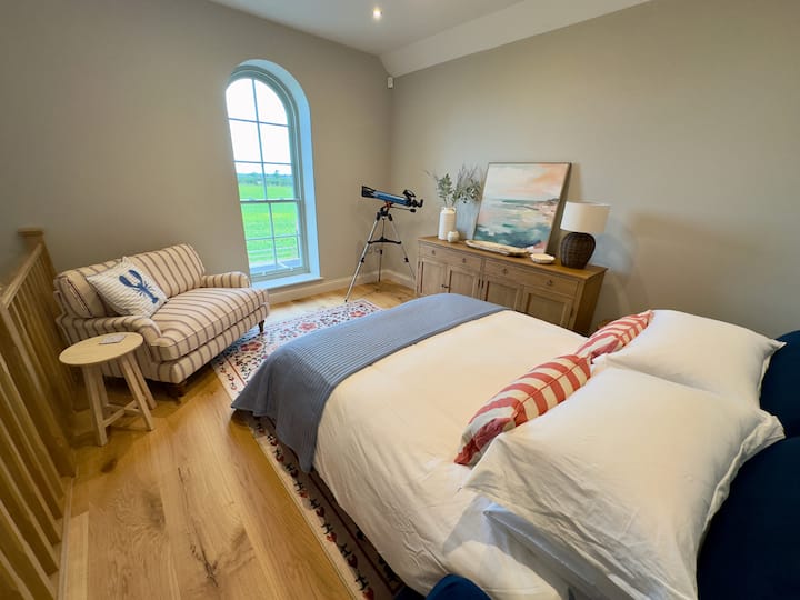 Nivel de entrepiso con sofá cama tamaño king opcional