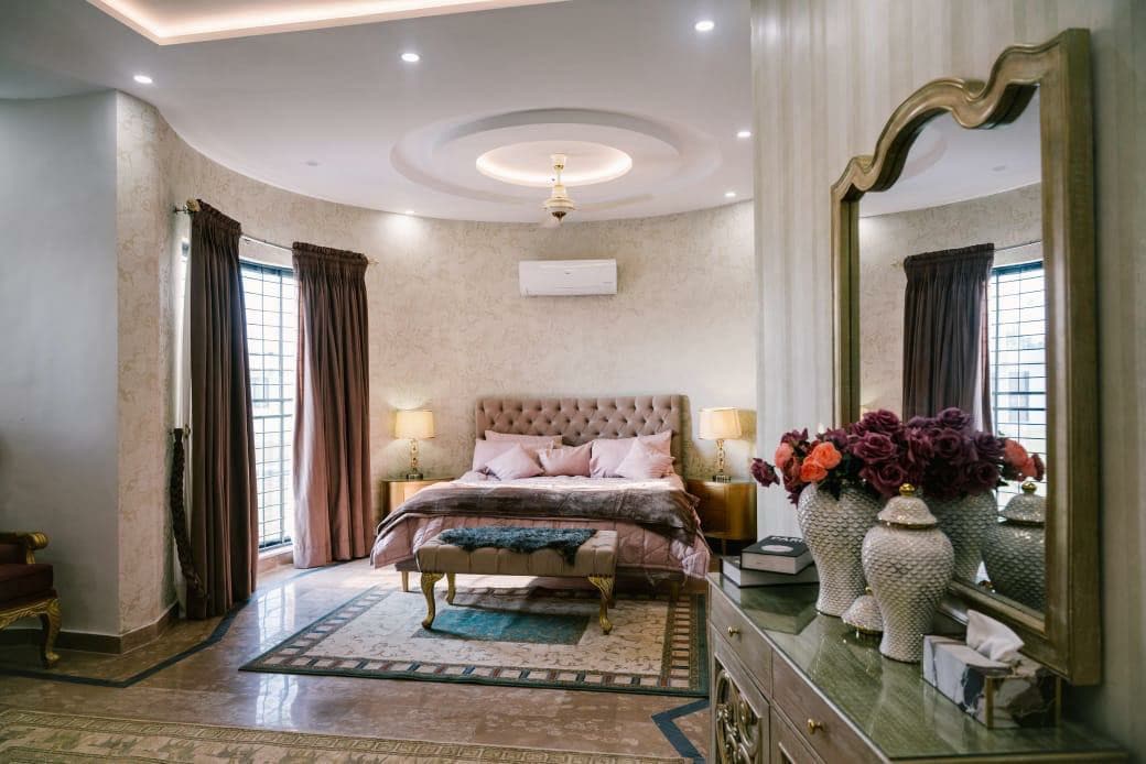 Doživite vrhunski prostor i udobnost. Naša najluksuznija glavna spavaća soba ima privatni dnevni boravak i obasjana je dnevnom svjetlošću, tako da imate sve što vam je potrebno za dobar početak dana.