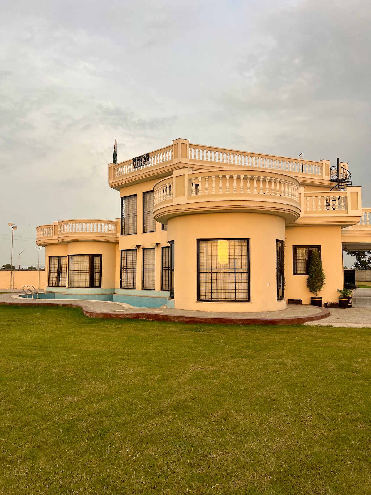 Od arhitektonskog stila do pažljivo odabrane palete boja, svaki je element dizajna pažljivo odabran jer smatramo da je lijepo uređen prostor temelj za sjajan boravak.