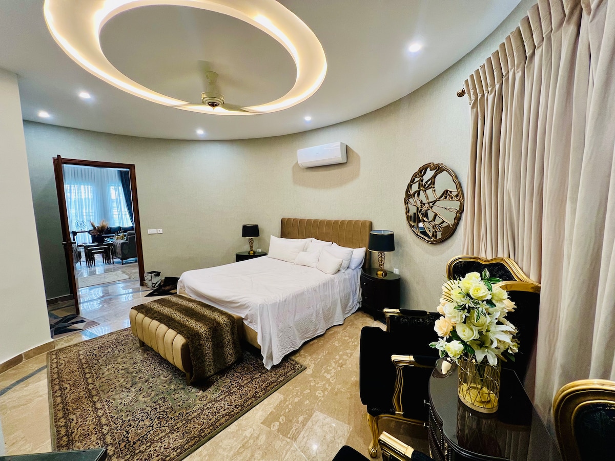 Ovo nije samo spavaća soba, već je i vaše utočište. Uživajte u luksuznom prostoru s vlastitim prostorom za sjedenje, ispunjenom dnevnom svjetlošću za početak dana i opremljenom toplom unutarnjom rasvjetom za kraj večeri