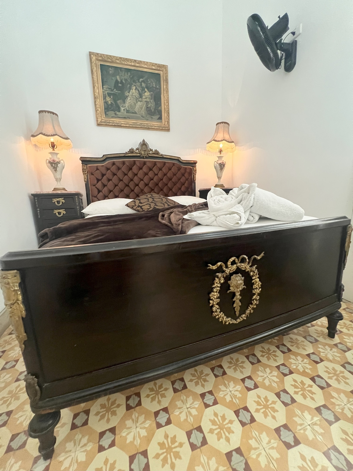 Оваа соба е на приземје. Нејзиниот кревет Luis XVI со целосна големина се издвојува останатите соби, а декорацијата хармонично се совпаѓа со амбиентот од фоајето за да изгледа како да спиете во антички музеј.