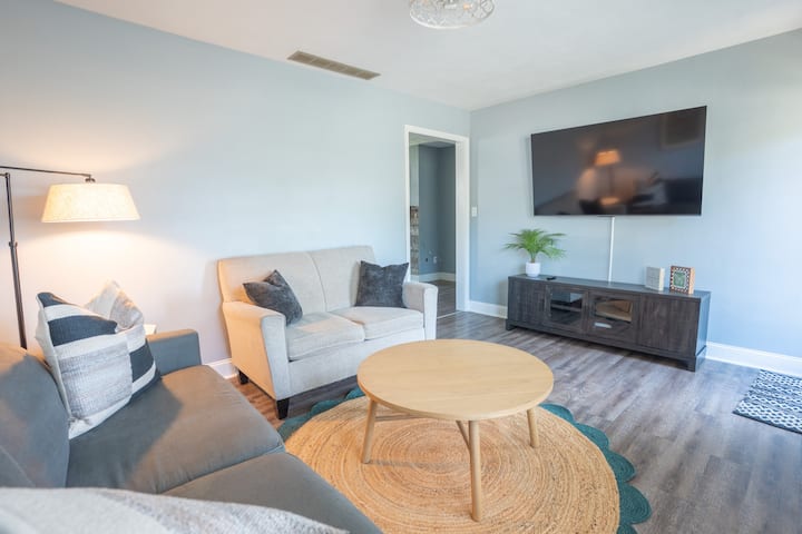 Bluegrass Den | Entertainment Shop + Cozy Stay - Owensboro, KY