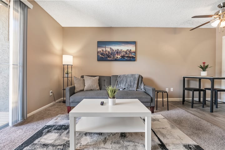  Კომფორტული გასაშლელი დივანი, რომელსაც დამატებითი სტუმრების მოქნილი პირობები აქვს.