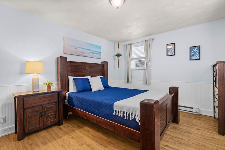 Amplio dormitorio con iluminación suave y una configuración cómoda. El refugio privado perfecto después de explorar la zona.