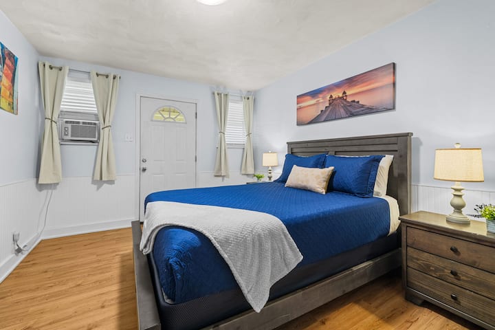 Dormitorio luminoso con ropa de cama acogedora y un ambiente tranquilo. Diseñado para la comodidad y la relajación durante tu estadía.