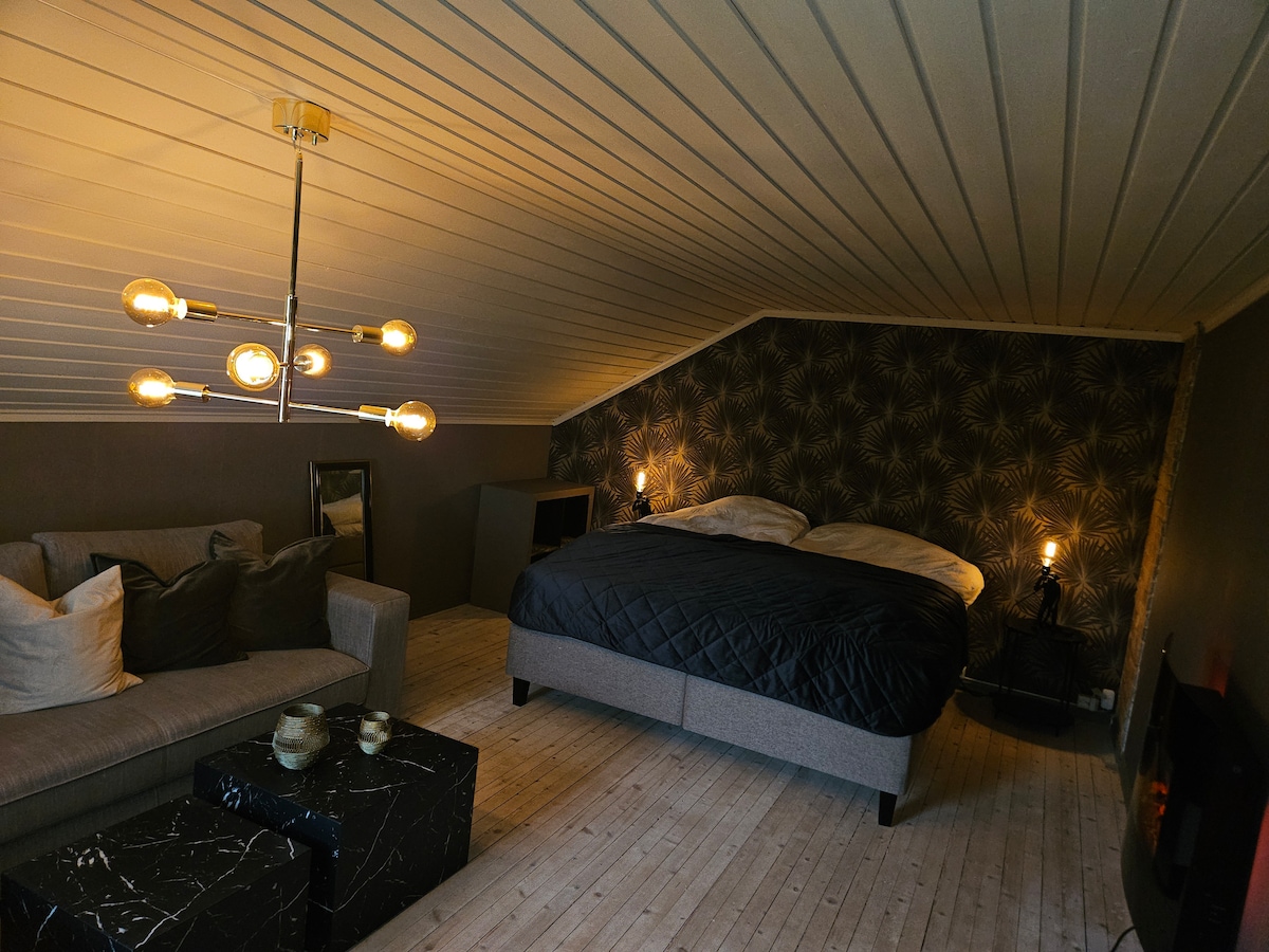 Sofá en dormitorio grande, posibilidad de alojamiento adicional en el sofá