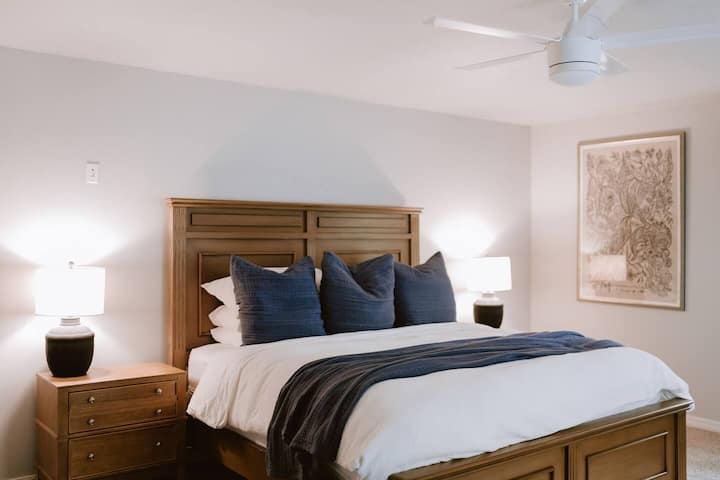 Esta suite en la planta principal cuenta con una cómoda cama tamaño king con un colchón de espuma híbrida de firmeza media de diez pulgadas + núcleo de muelles de Avenco con 4,5/5 estrellas de varios minoristas en línea.