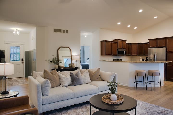 The Duke: Spacious 4bd | 3ba Near Airport|downtown - Altoona, IA