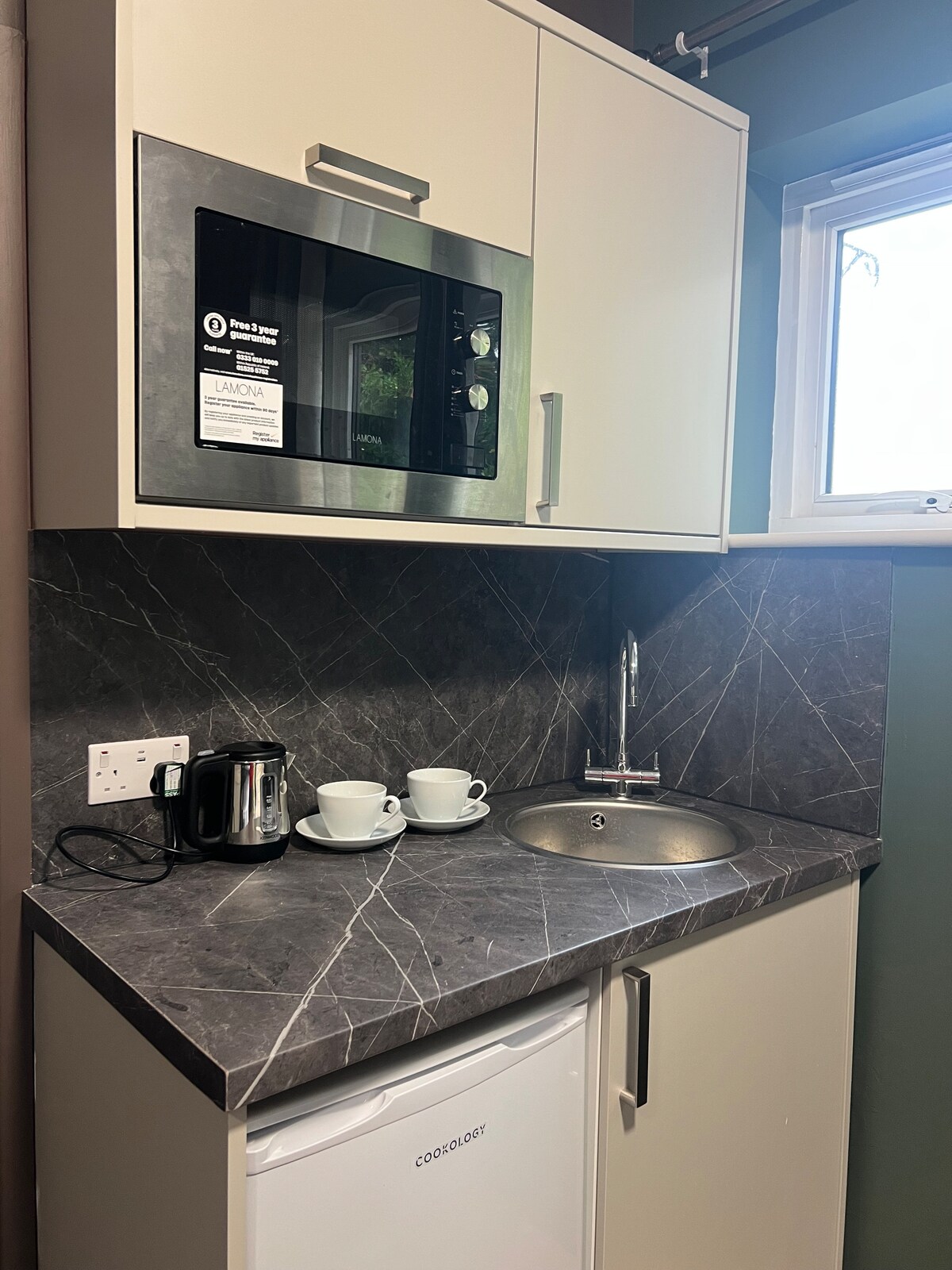 זהו חדר משפחה עם כניסה משלו ומטבחון, וגם חדר רחצה צמוד וארון בגדים. 