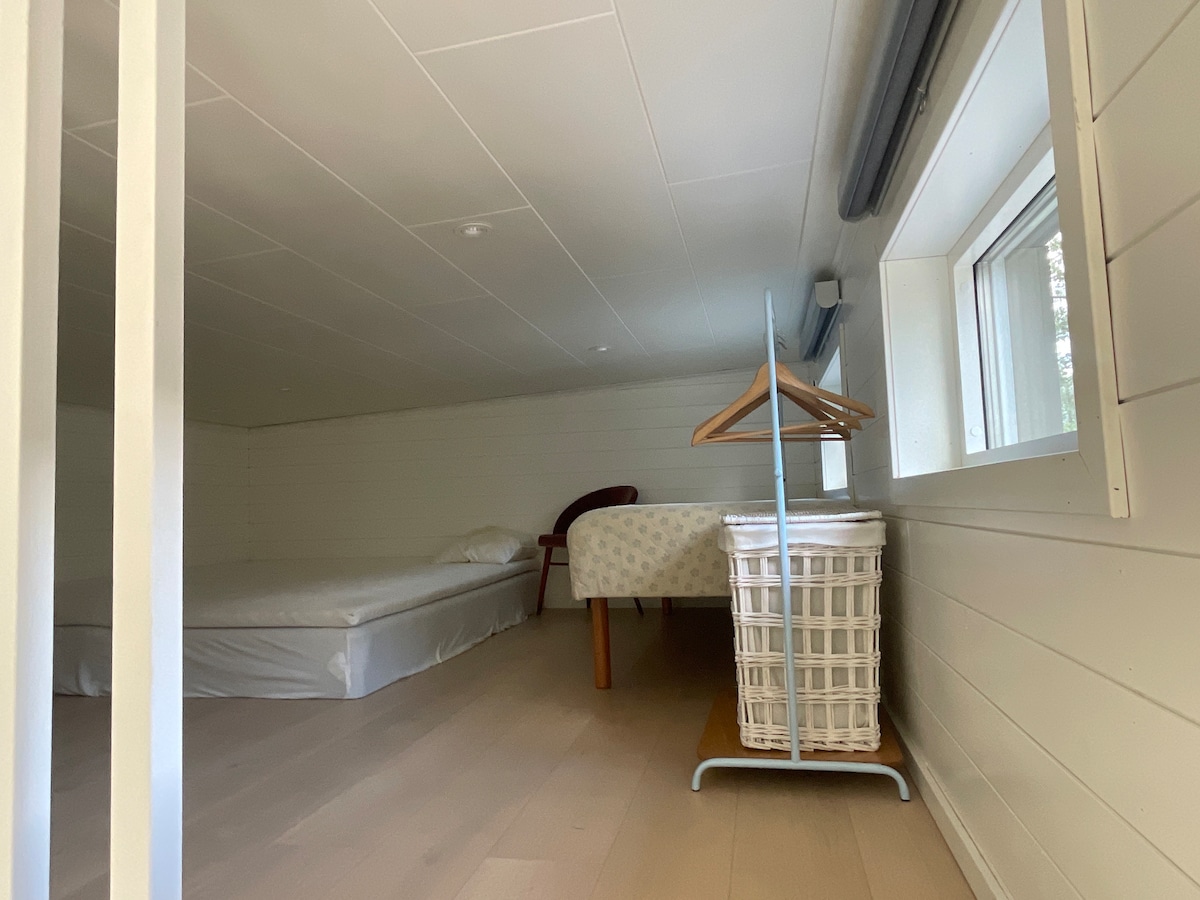 الغرفة العلوية مع سرير مزدوج واحد وسرير فردي واحد