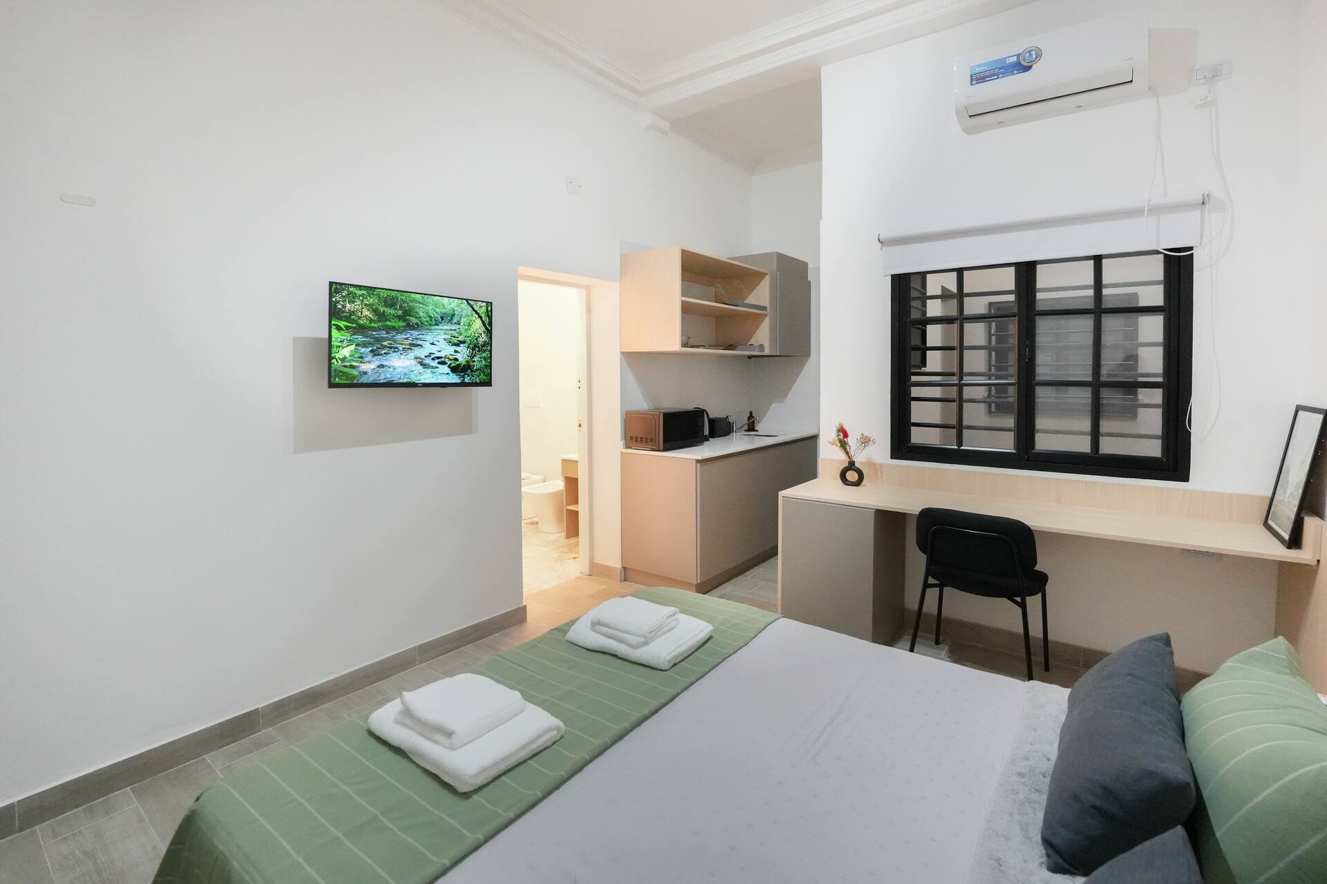 Studio apartment in San Nicolás with Smart TV, air conditioning and patio