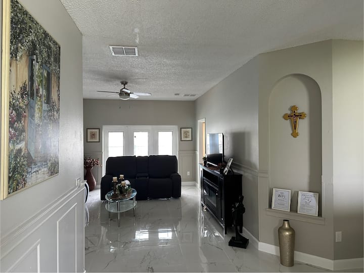 Orlando Lakefront Pool Villa |25 Min Disney & Univ - Orlando, FL