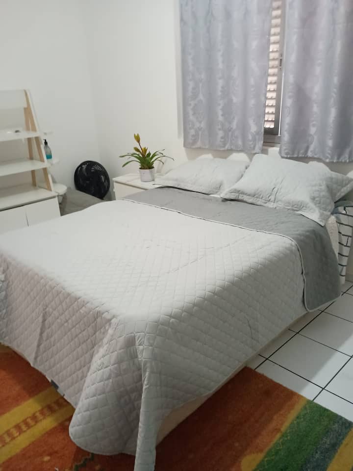 Habitación individual con una cama doble.