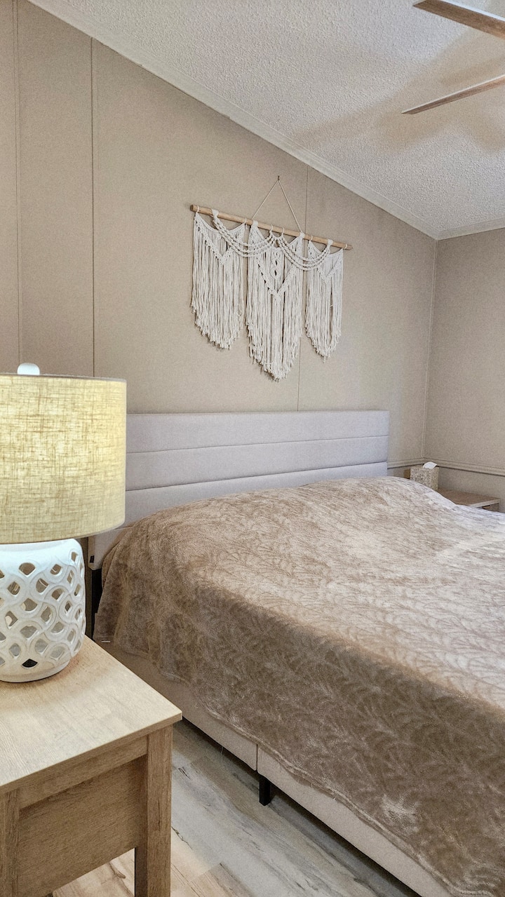 Bračni krevet (širine 180 – 200 cm) s pamučnim plahtama i iznimno mekanim madracem