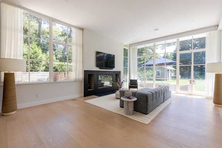 Close To Eh Village, Wide Plank Modern Beach Home - Amagansett, NY