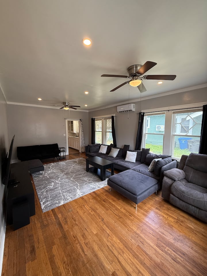 mwonekano kutoka kwenye mlango wa mbele wa nyumba kubwa yenye nafasi kubwa na sebule yenye vifaa vya kutosha