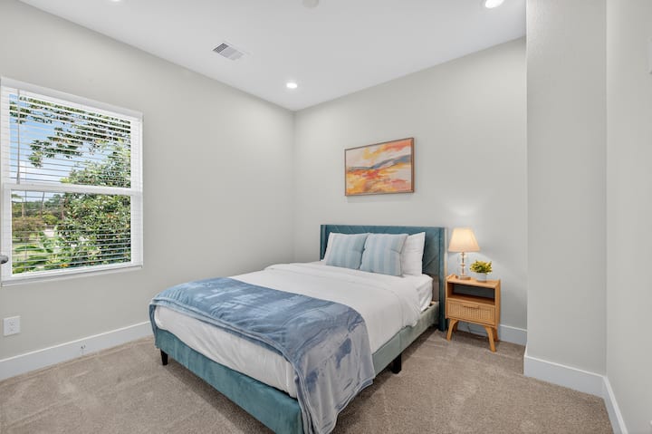 Accogliente camera con un morbido letto matrimoniale, tonalità rilassanti e luci soffuse per un soggiorno riposante.