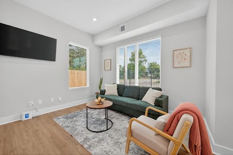 Top Airbnb: NRG Stadium home | Hot Tub | Nearby Restaurants! in Northside / Northline