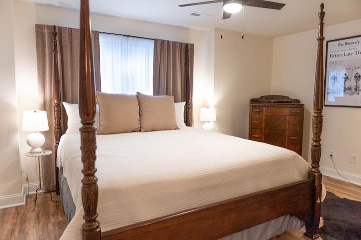 ห้องนอนที่สงบและสะดวกสบายที่ออกแบบมาเพื่อการพักผ่อน แสงไฟที่อ่อนโยน เครื่องนอนที่นุ่มนวล และบรรยากาศที่เงียบสงบช่วยให้ผ่อนคลายและนอนหลับสนิทได้อย่างง่ายดาย