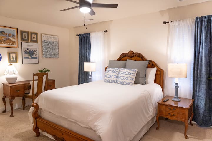 ห้องนอนที่สว่างและสะดวกสบาย พร้อมพื้นที่ให้คุณพักผ่อนหรือทำงานเล็กน้อยได้ การออกแบบที่สะอาดตา แสงไฟที่อ่อนโยน และรายละเอียดที่พิถีพิถันช่วยให้คุณเข้าพักได้อย่างสะดวกสบาย