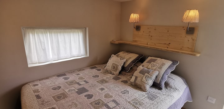 Cama king size grande . Posibilidad de poner a disposición una cuna paraguas a petición