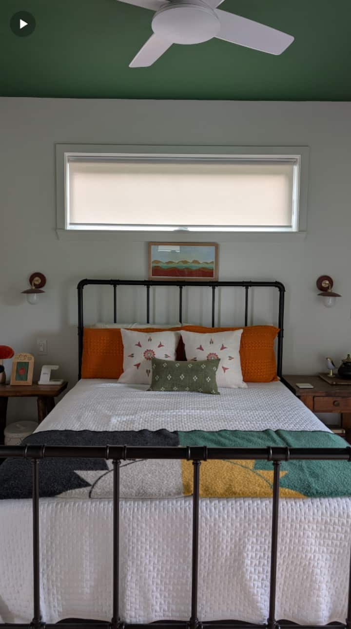 "Brownie's Bunk" Queen Beautyrest Black Hybrid mattress