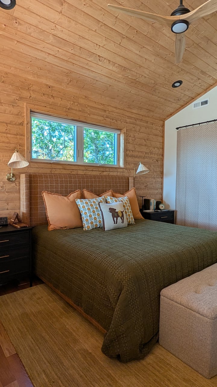 Primary bedroom, king-sized Beautrest Black mattress