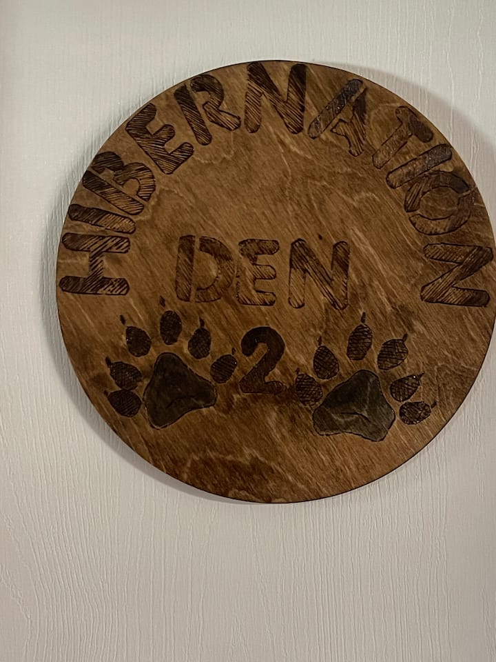 Брачен кревет (широк 150-179 см) со исто така ролна во собата 