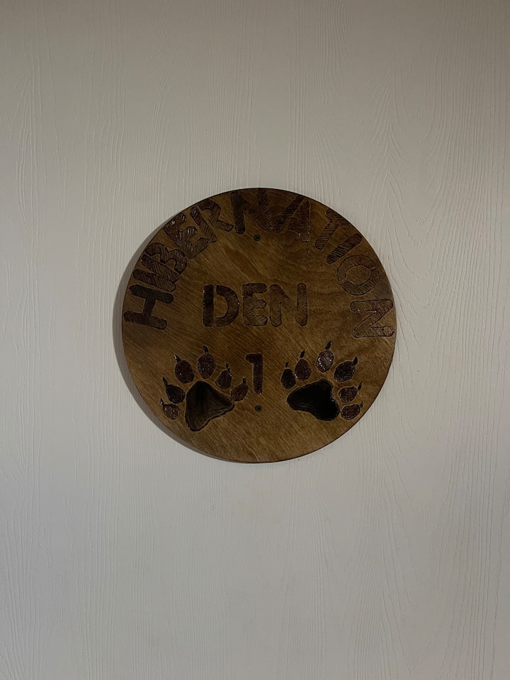 Ова е главна спална соба со удобен брачен кревет (широк 150-179 см) со плакар прикачен на бања со тоалет 