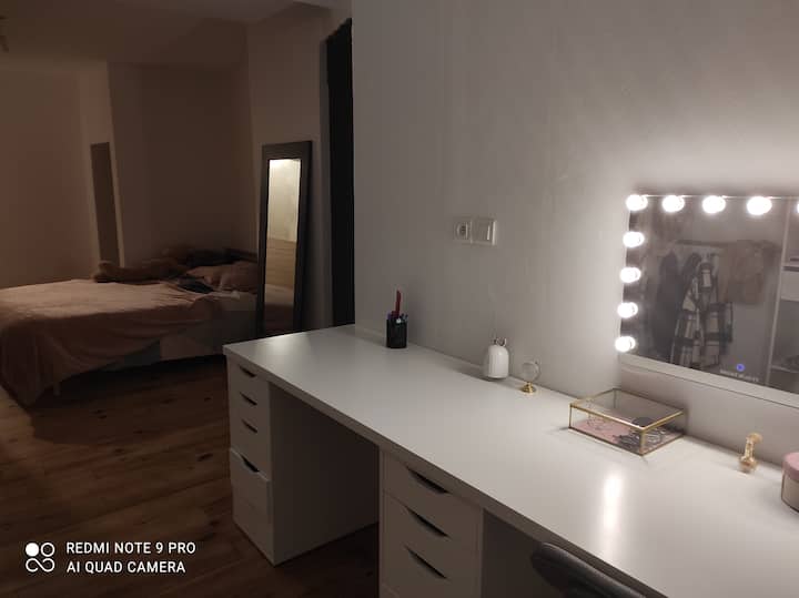 ห้องพักขนาด 20 ตารางเมตรที่สวยงามพร้อมห้องน้ำในตัวขนาดเล็กและห้องสุขาส่วนตัว 
มองเห็นพื้นที่สวนขนาดเล็ก

ห้องครัว ห้องนั่งเล่นที่ใช้ร่วมกัน 
