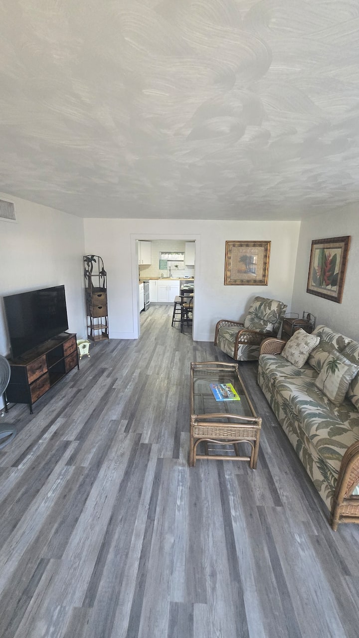 Coastal Sage Cottage - Daytona Beach, FL