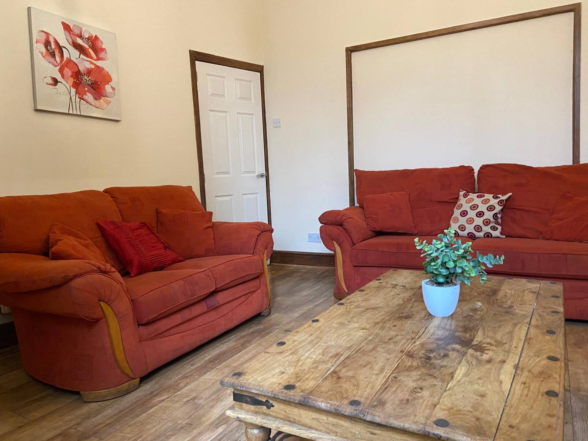 Spacious 4-bed house in Crewe by 53 Degrees Property, ideal for Business & Contractors, Great Location - Sleeps 8 — photo 2