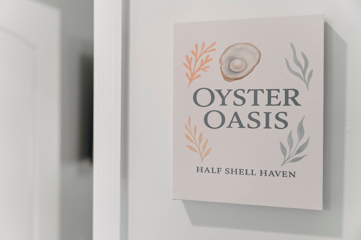 Нашата спалня „Oyster Oasis“ предлага просторно двойно легло, уютно място за сядане и смарт телевизор, създавайки удобно място за почивка, гледане на любимо предаване или презареждане след дълги дни на плажа. 