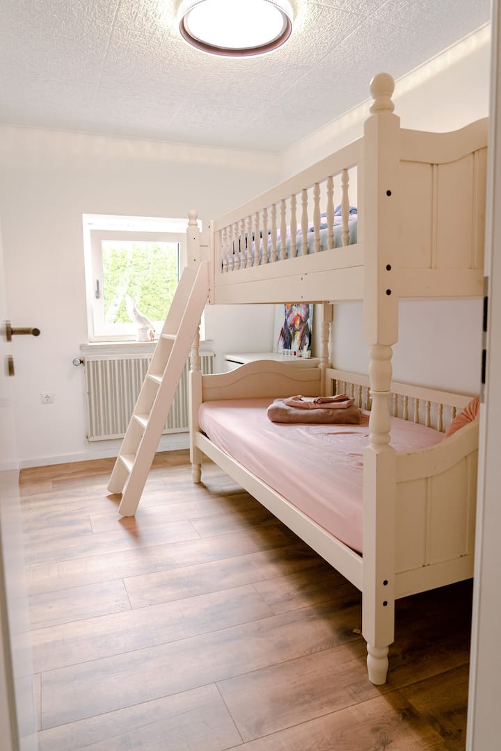 Spálňa 4 na poschodí:
Dvojlôžková poschodová posteľ široká 0,9 m a okno s výhľadom na záhradu