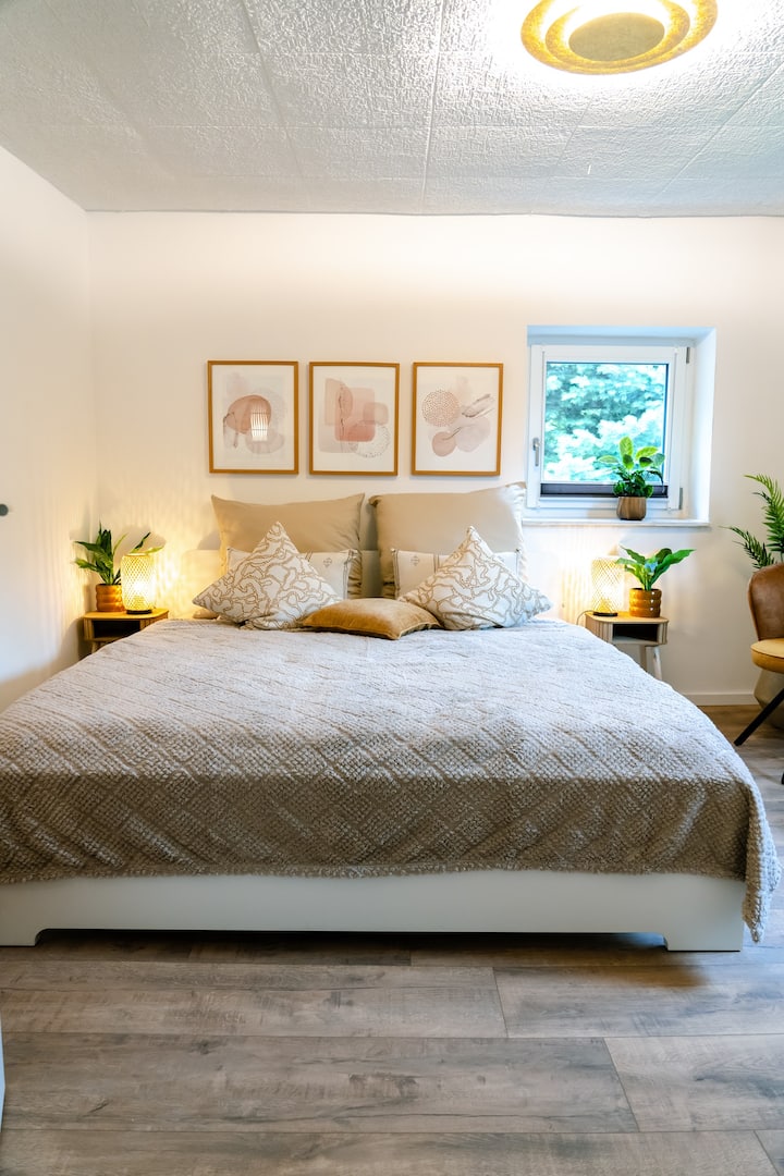 Spálňa na poschodí 1:
Manželská posteľ široká 1,8 m a okno s výhľadom na záhradu