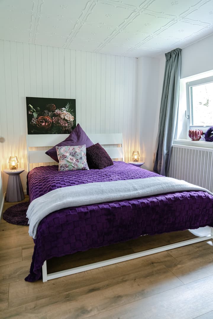 Spálňa 3 na poschodí:
Manželská posteľ široká 1,6 m a okno s výhľadom na záhradu