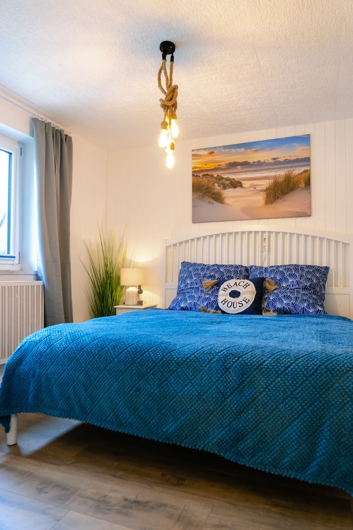 Spálňa 2 na poschodí:
1,8 m široká manželská posteľ a okno s výhľadom na príjazdovú cestu 