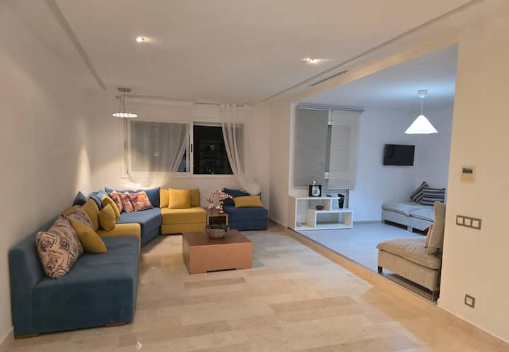 Модерна дневна соба со можност за спиење на дополнително лице 