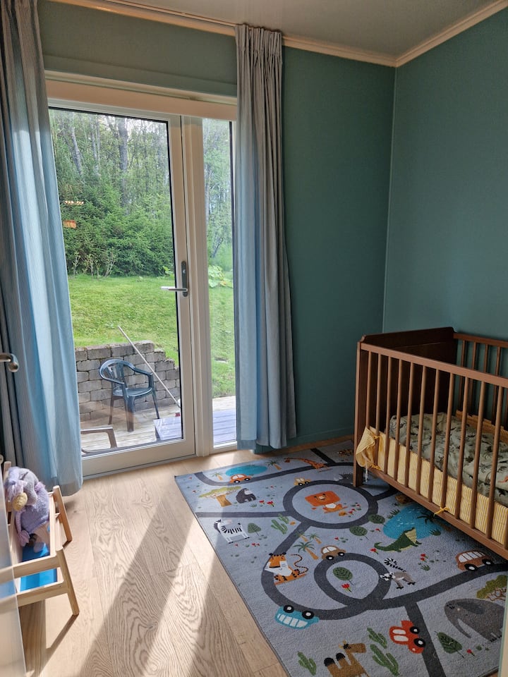 U kući se nalazi i putni krevet ako je potreban dodatni krevetić za bebe.